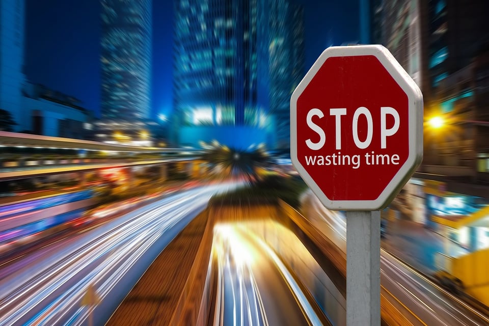 Señal de stop pidiéndote que dejes de malgastar tiempo