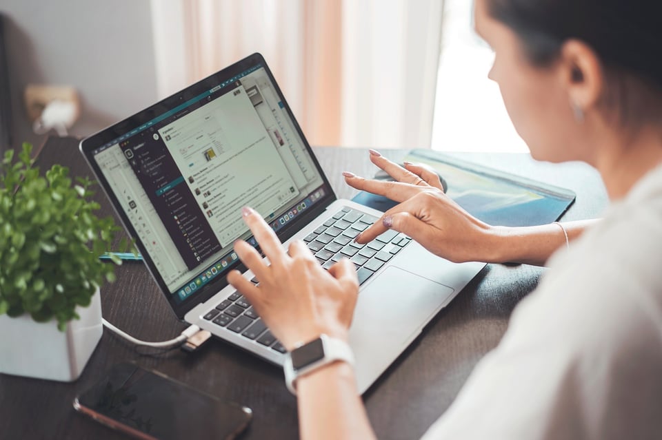 mujer realizando sus tareas laborales desde casa