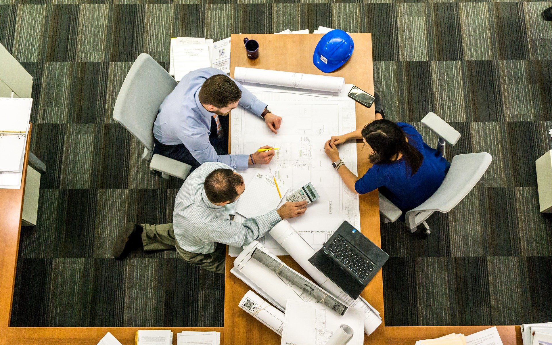 Según aumenta el número de empleados en la empresa, es importante organizar reuniones, para aumentar la productividad laboral.